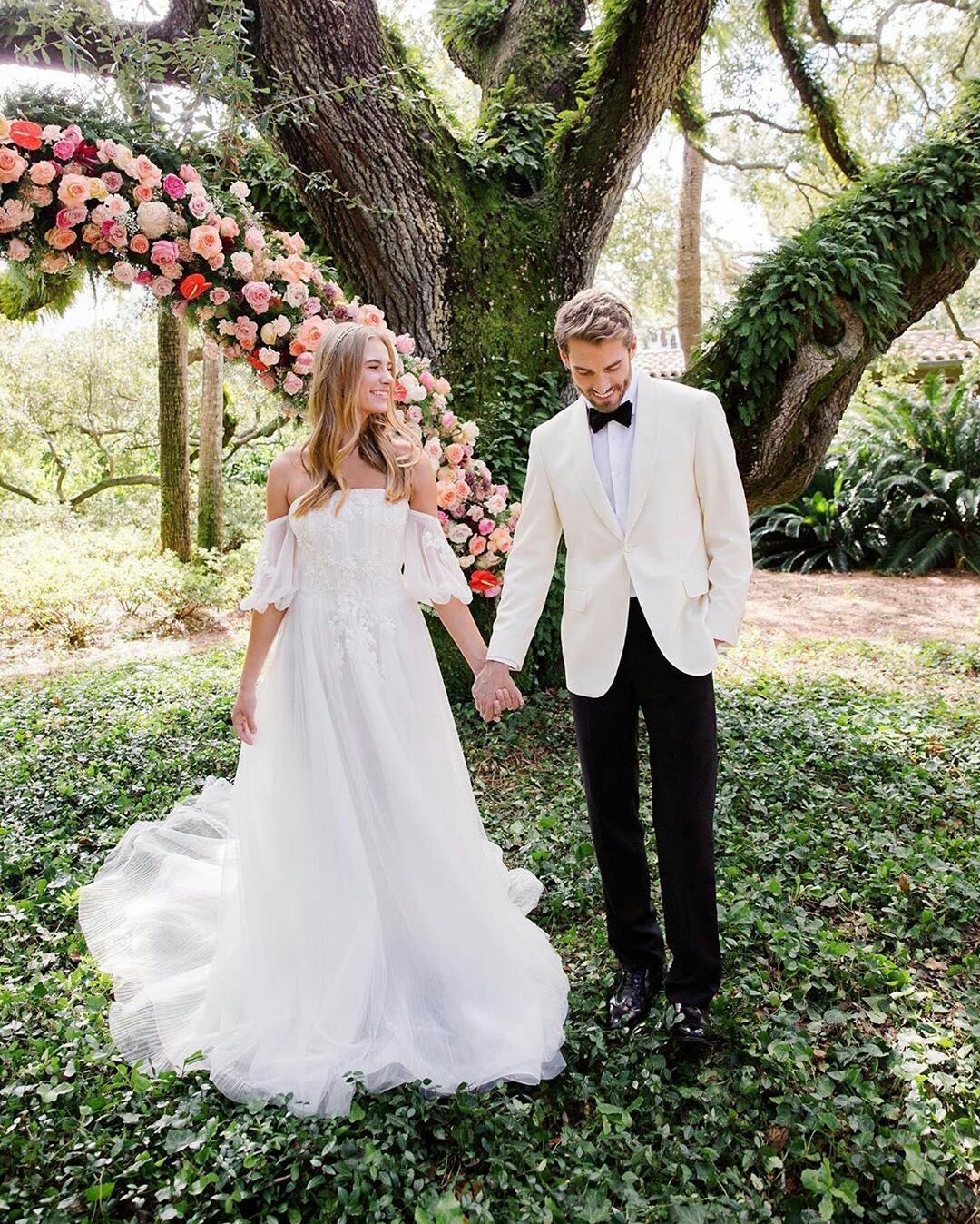 Country A Line Wedding Dresses Elegant Off Shoulder Lace Appliques Birdal Gowns Short Sleeve Backless Wedding Robes