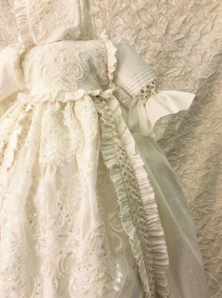 2021 Luxury Sequins Christening Gowns For Cute Baby Girl Lace Flowers Appliqued Pearls Baptism Dresses With Bonnet First Communication Dress