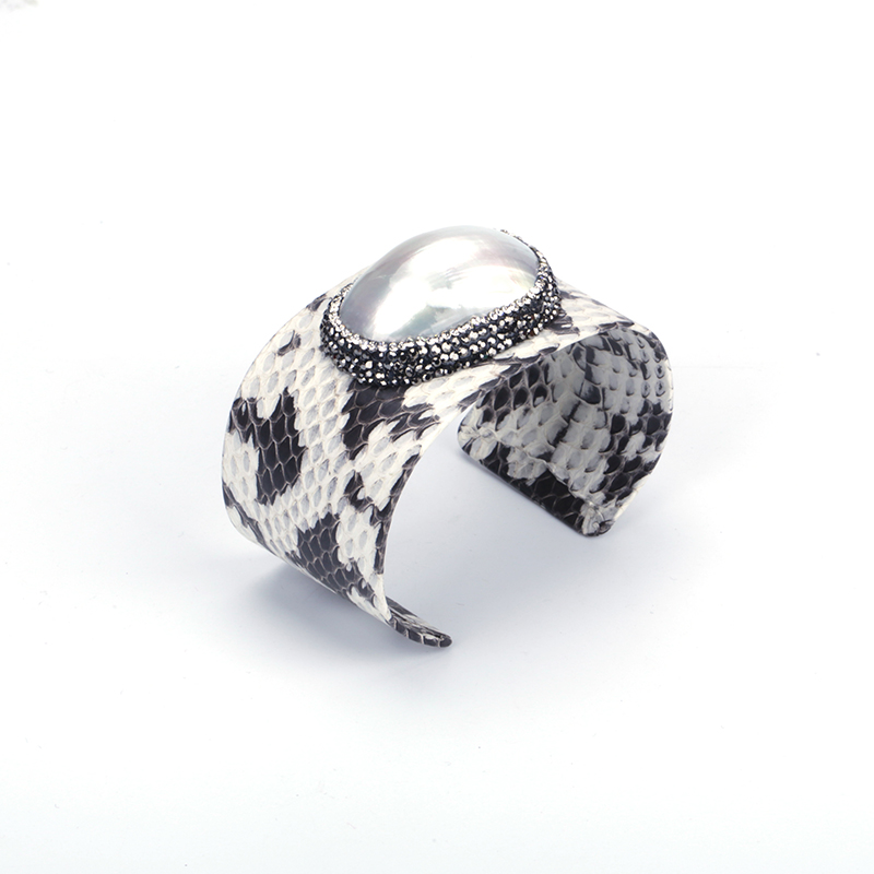 New Natural Shell Connector Charm Rhinestone White Spot Grey Brown Green Blue Real Leather Big Wide Open Bangles Cuffs For Women
New Natural Shell Connector Charm Rhinestone White Spot Grey Brown Green Blue Real Leather Big Wide Open Bangles Cuffs For Women