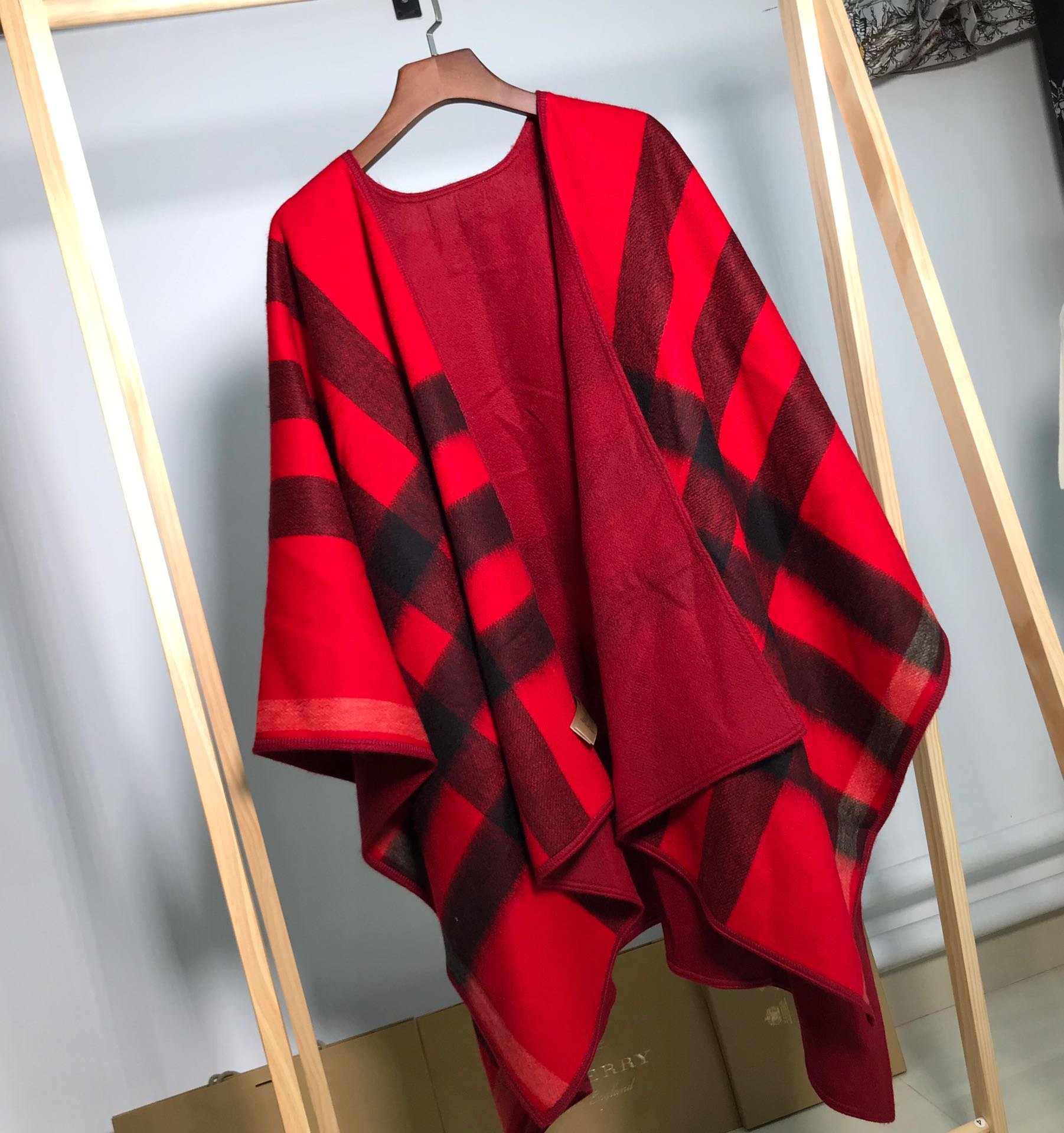 2020 new double-sided cloak of the same quality, high-end quality pure cashmere production details, fashionable edge
2020 new double-sided cloak of the same quality, high-end quality pure cashmere production details, fashionable edge
