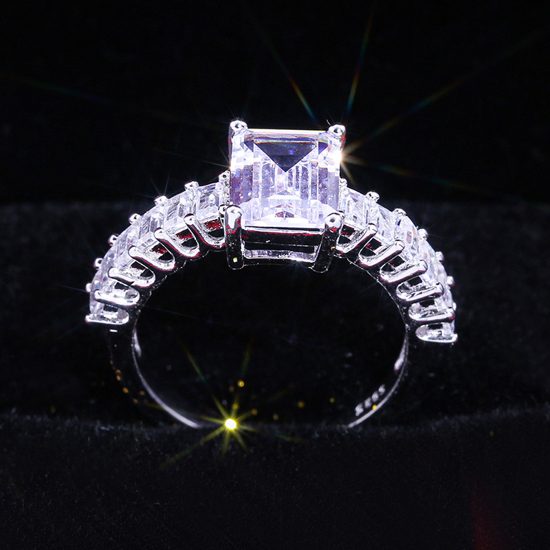 Fashion New Square Zircon Engagement Ring Copper Jewelry Exquisite Silver Color Crystal Rhinestone Women's Wedding Ring Gift
Fashion New Square Zircon Engagement Ring Copper Jewelry Exquisite Silver Color Crystal Rhinestone Women's Wedding Ring Gift