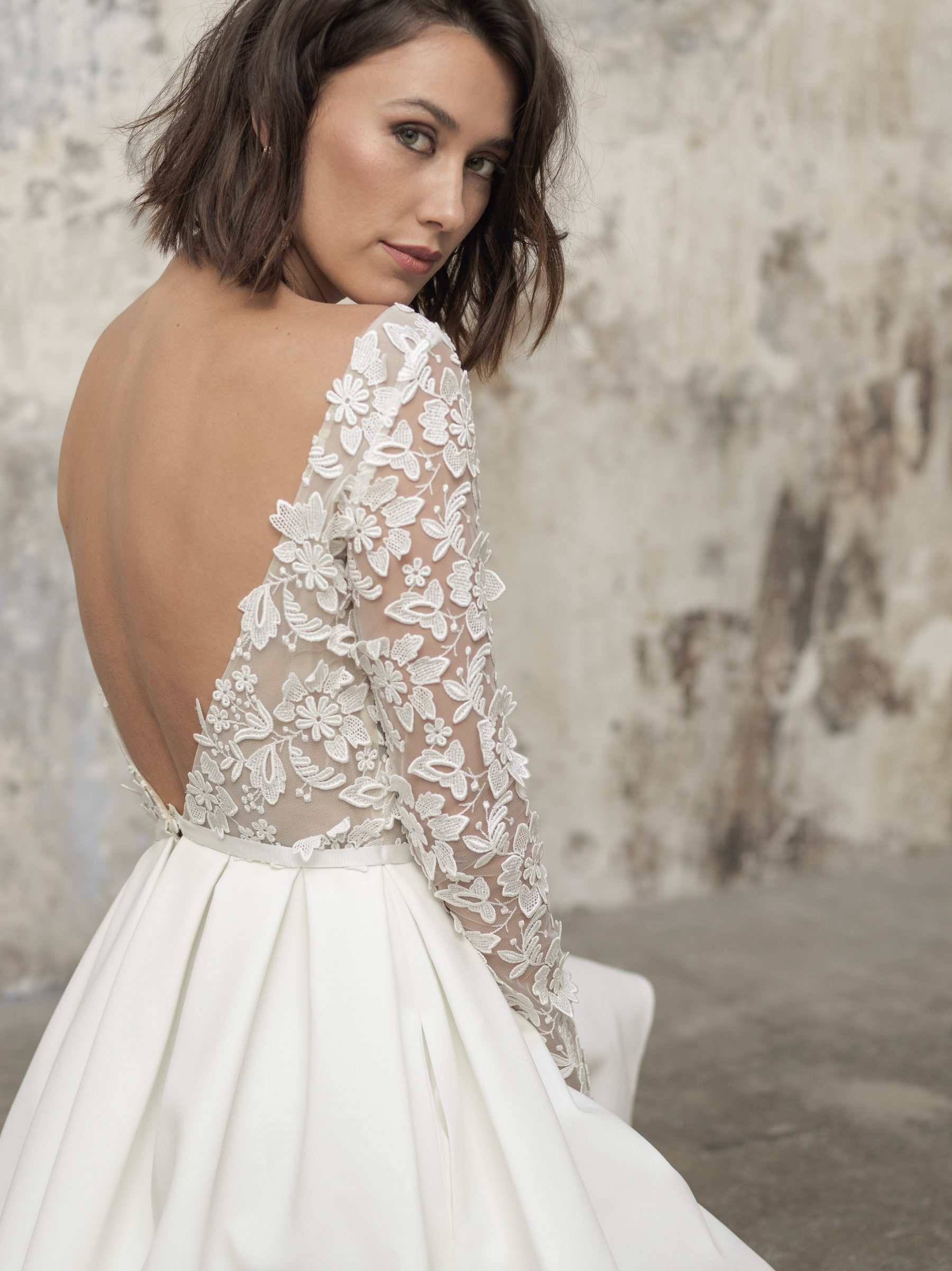 2021 Short Beach Satin Wedding Dresses Lace Appliqued Long Sleeve Backless Reception Gowns With Pockets Women Formal Dress