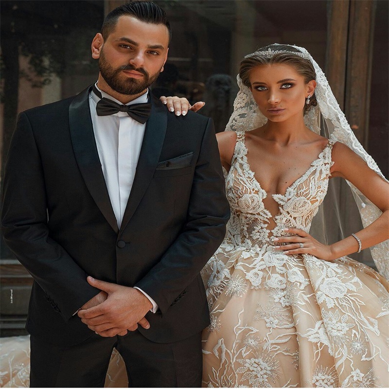 Luxury Wedding Dresses Champagne Sexy V-neck Backless Church Castle Bridal Gown Chic Appliqued Lace Beads Court Train Vestidos De Novia