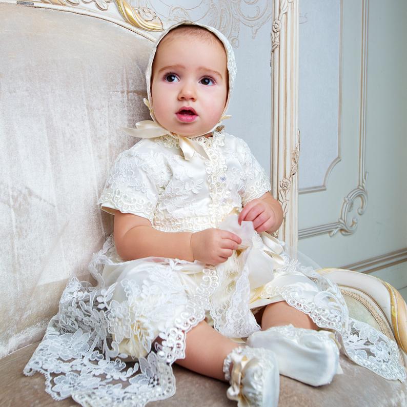2021 2 Pieces Cute Baby Christening Gowns For Little Girls Short Sleeve Appliques Baptism Dresses With Bonnet First Communication Dress