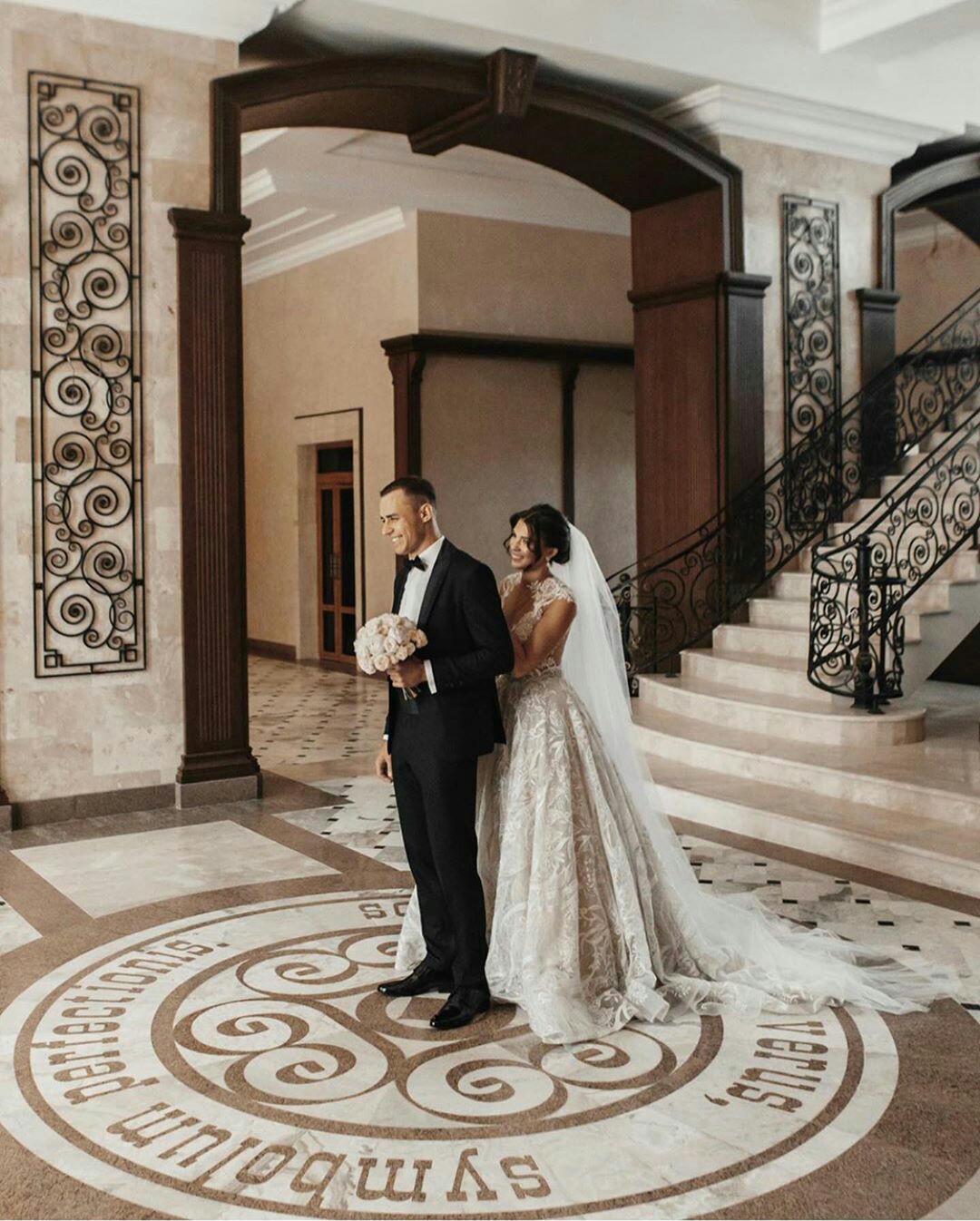 2021 Elegant Lace Wedding Dresses with Veil Sweep Train Sleeveless Illusion Bridal Gowns vestido de novia