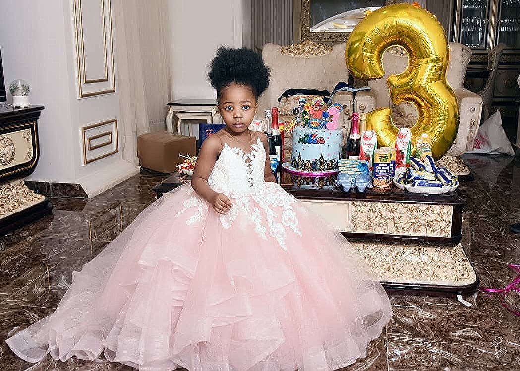 2020 Pink Lace Flower Girl Dresses Sheer Neck Tiers Ball Gown Little Girl Wedding Dresses Cheap Communion Pageant Dresses Gowns F31845