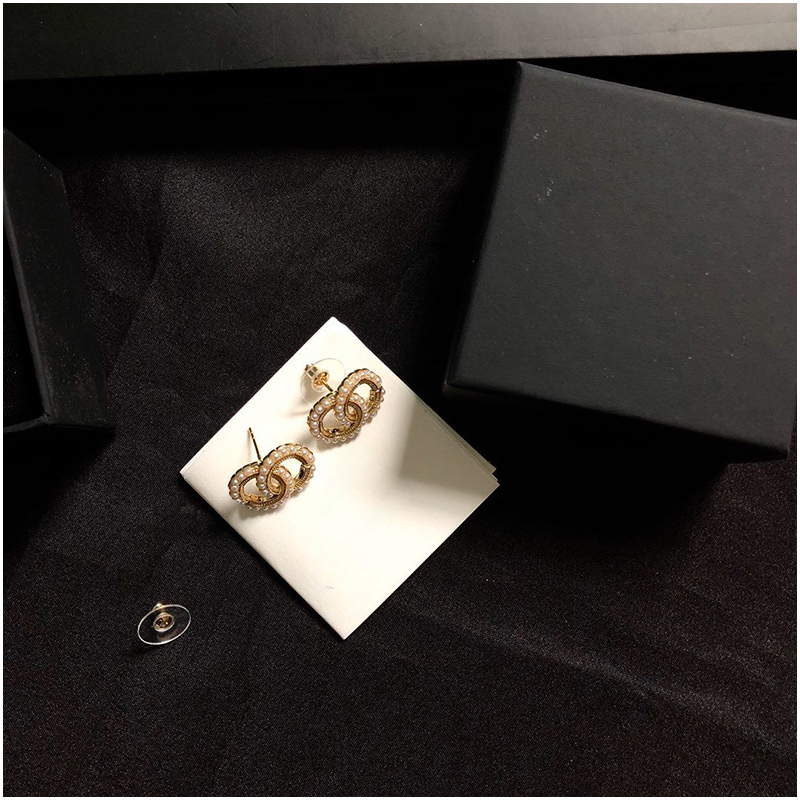 Women Earrings Gold Compact Temperament Simple Pearl Earrings for Women Luxury Designer Jewelry Women with Stamp with BoxS, Golden;silver
Women Earrings Gold Compact Temperament Simple Pearl Earrings for Women Luxury Designer Jewelry Women with Stamp with BoxS, Golden;silver