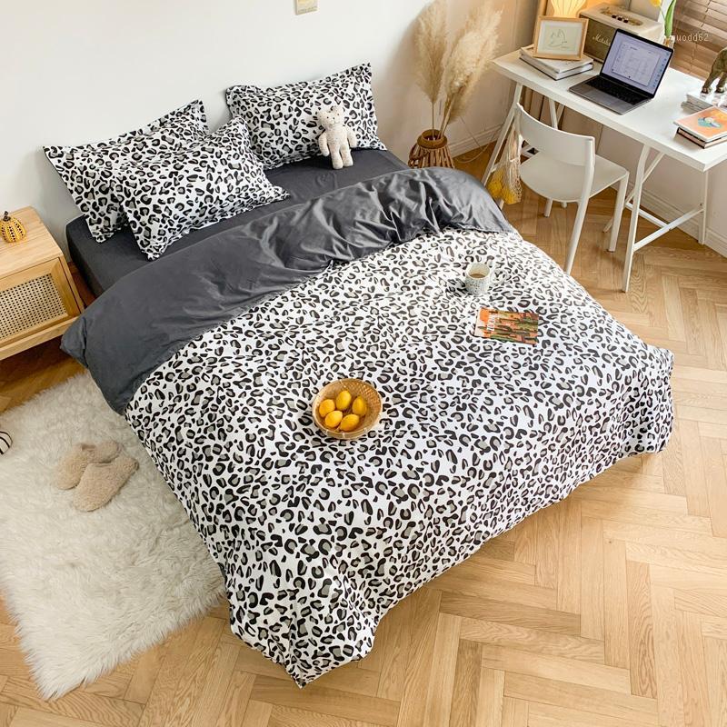 Hot Style Bedding Set 3d Digital Black and white leopard 3/4pcs Duvet Cover Set Single Double Full Queen King Bedroom Decor1
Hot Style Bedding Set 3d Digital Black and white leopard 3/4pcs Duvet Cover Set Single Double Full Queen King Bedroom Decor1