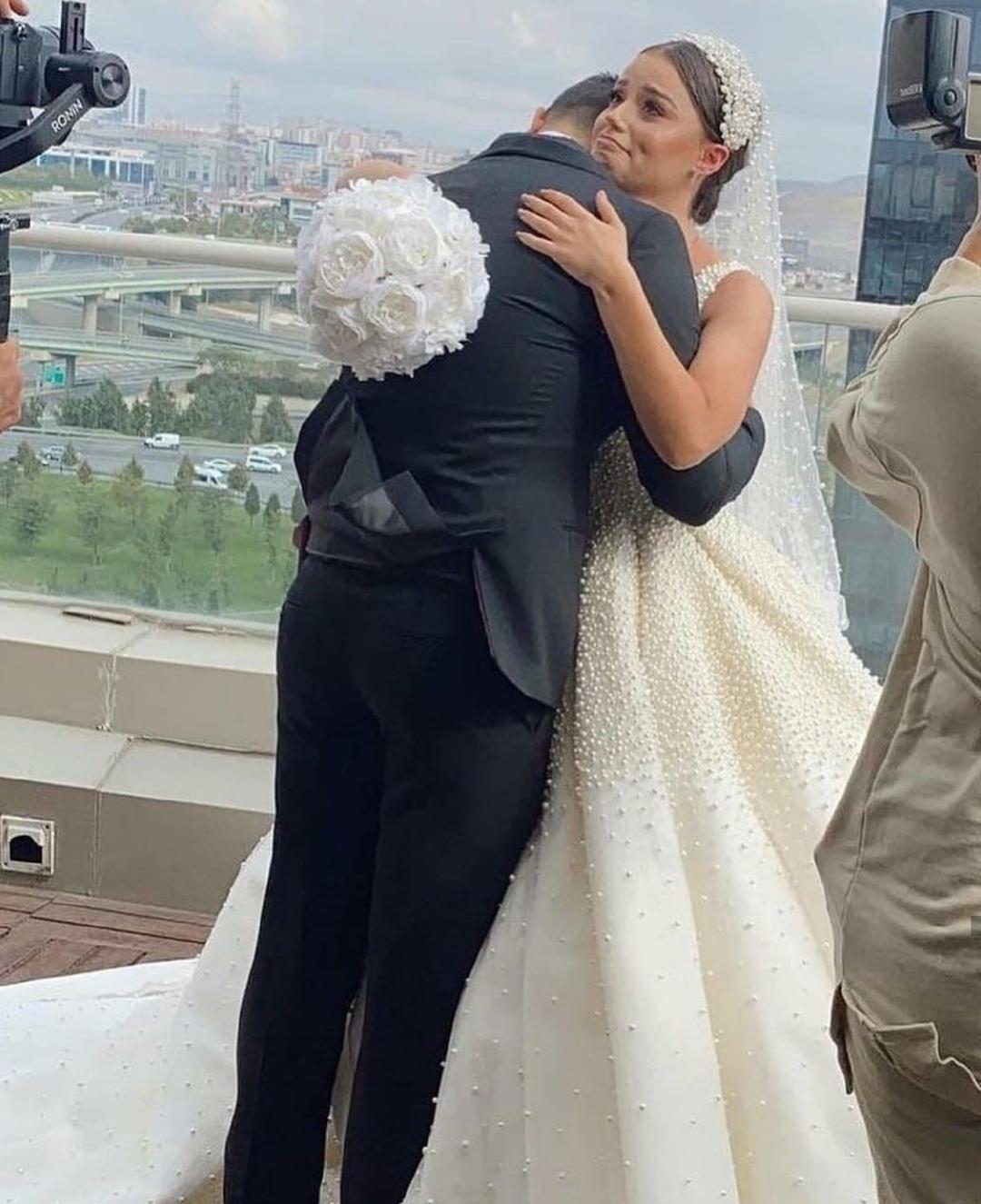 Ball Gown Dresses Pearls Beaded V Neck Straps Sleeveless Custom Made Sweep Train Wedding Bridal Gowns Vestido De Novia