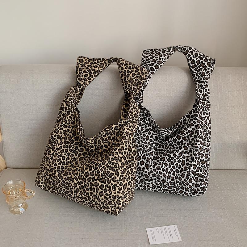 2021 New Women's Fashion Luxury Leopard Print Canvas Shoulder Bag Large Capacity Handbag Tote Bag, Palm leopard
2021 New Women's Fashion Luxury Leopard Print Canvas Shoulder Bag Large Capacity Handbag Tote Bag, Palm leopard