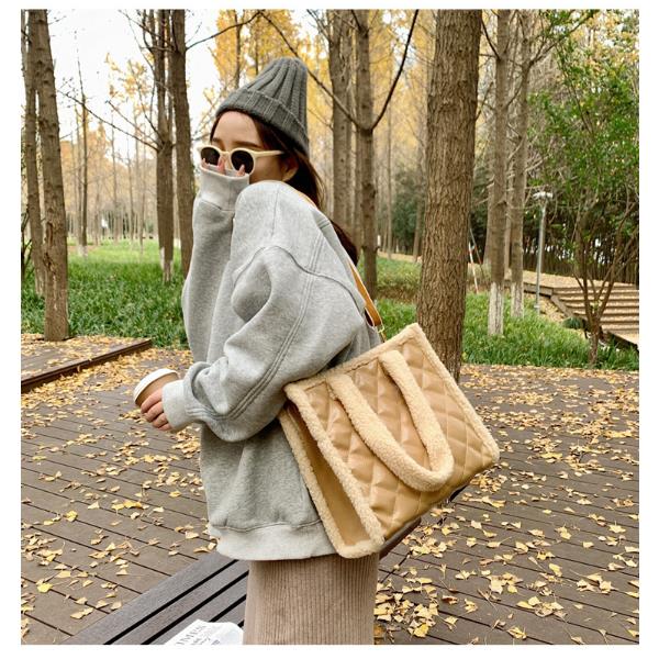 Large-capacity bag female 2021 new trendy lamb hair rhomboid retro one-shoulder messenger bag tote bag fashion portable, Black
Large-capacity bag female 2021 new trendy lamb hair rhomboid retro one-shoulder messenger bag tote bag fashion portable, Black