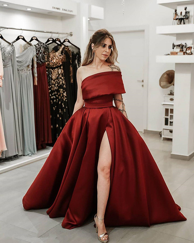 2021 Modest Burgundy Satin Side Split Prom Dresses with Beaded Sheer One Long Sleeve Evening Party Formal Women Gowns, Black
2021 Modest Burgundy Satin Side Split Prom Dresses with Beaded Sheer One Long Sleeve Evening Party Formal Women Gowns, Black