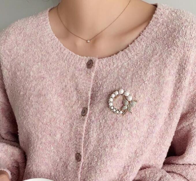 Pearl Rhinestone Wreath Butterfly Brooch for Women Baroque Trendy Elegant Circle Leaf Brooch Pins Party Wedding Gifts GC748