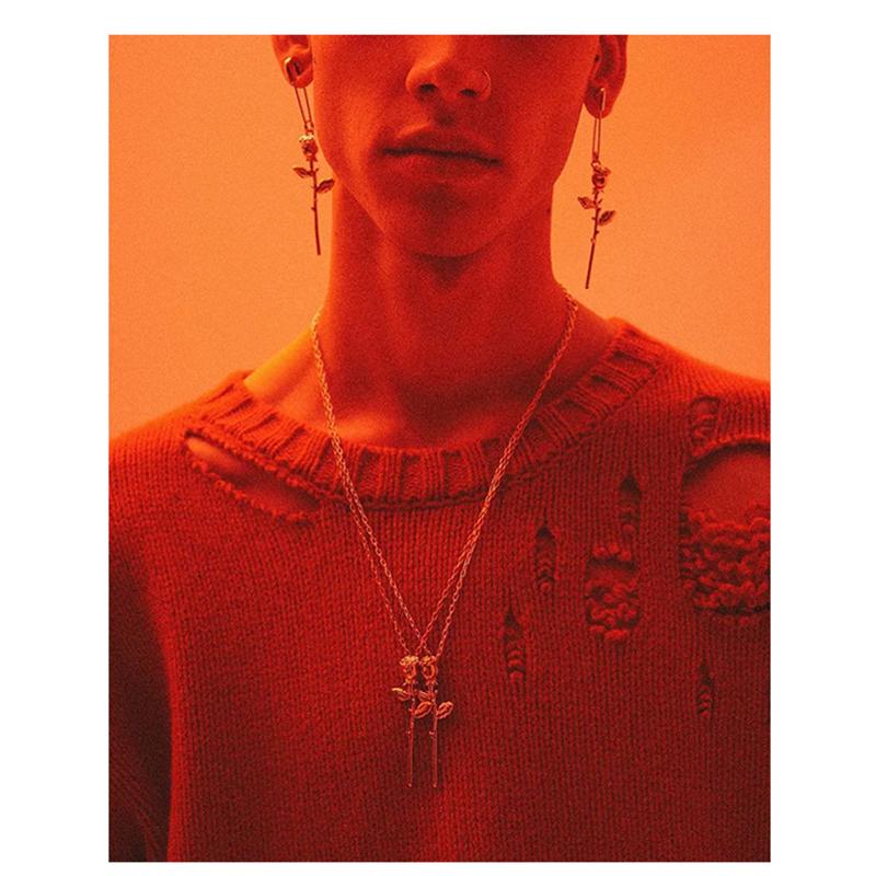HANGZHI 2021 New Hip Hop Quality Punk Pin Rose Flower Pendant Unisex Couple Clavicle Chain Necklace For Men Women Girls Jewelry
HANGZHI 2021 New Hip Hop Quality Punk Pin Rose Flower Pendant Unisex Couple Clavicle Chain Necklace For Men Women Girls Jewelry