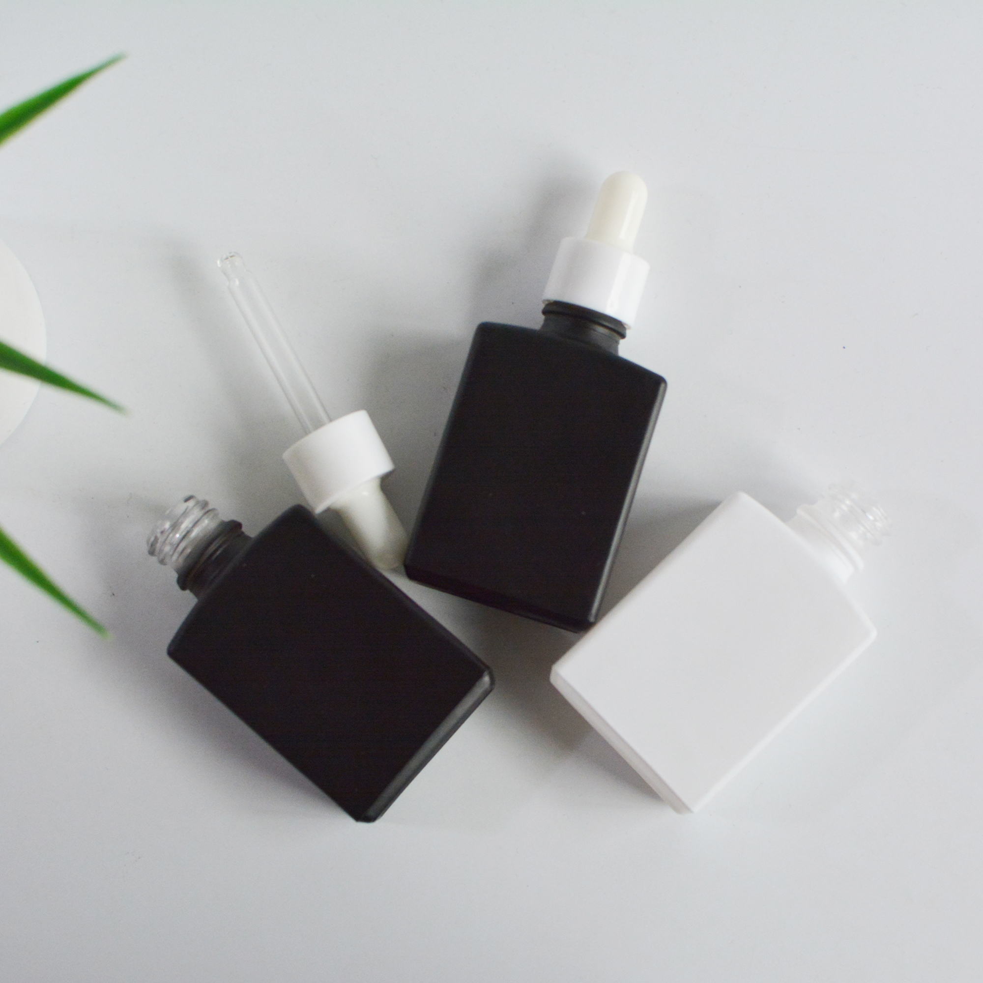 Black/White Glass Dropper Bottle Cosmetic Square Essential Dropper Packaging Bottles with White Caps Pipette 30ml Wholesale
Black/White Glass Dropper Bottle Cosmetic Square Essential Dropper Packaging Bottles with White Caps Pipette 30ml Wholesale