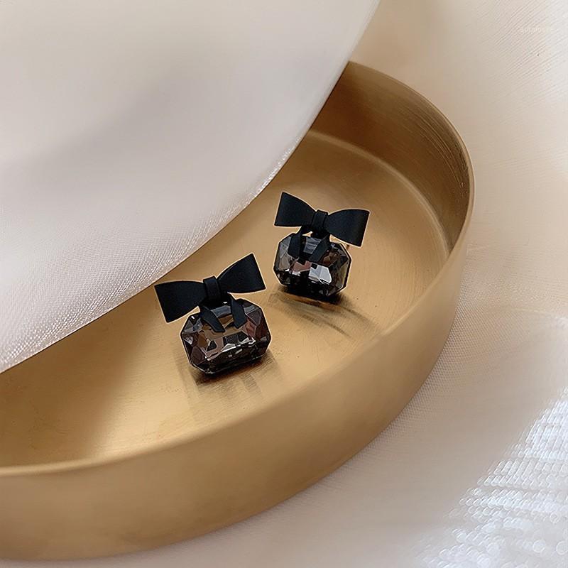 2020 New joker Korean sweet Black bowknot Women Earrings fashion senior shiny crystal geometric square Stud Earrings Jewelry1
2020 New joker Korean sweet Black bowknot Women Earrings fashion senior shiny crystal geometric square Stud Earrings Jewelry1