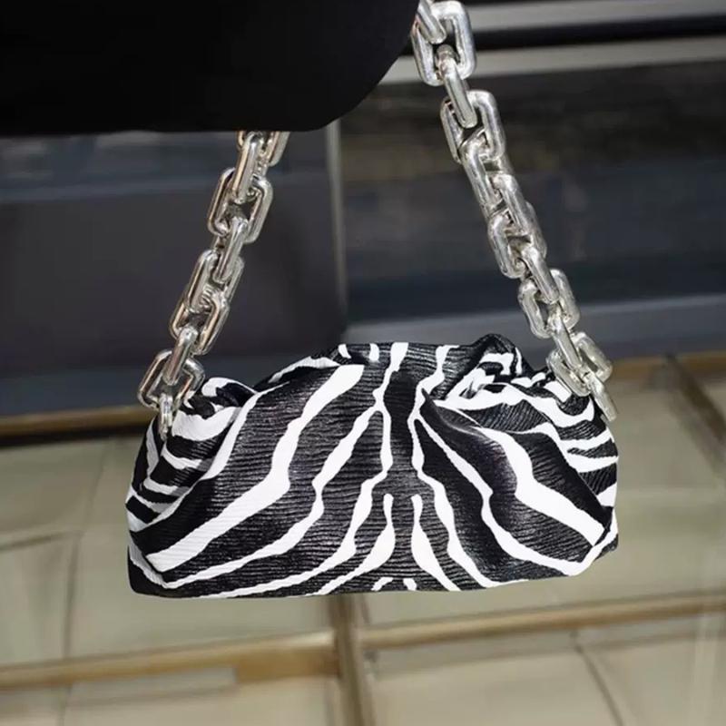 Zebra Print Pleated Shoulder Bag Women 2020 Designer Korean Thick Metal Chain PU Leather Handbag Ladies High Quality Clip Purse
Zebra Print Pleated Shoulder Bag Women 2020 Designer Korean Thick Metal Chain PU Leather Handbag Ladies High Quality Clip Purse