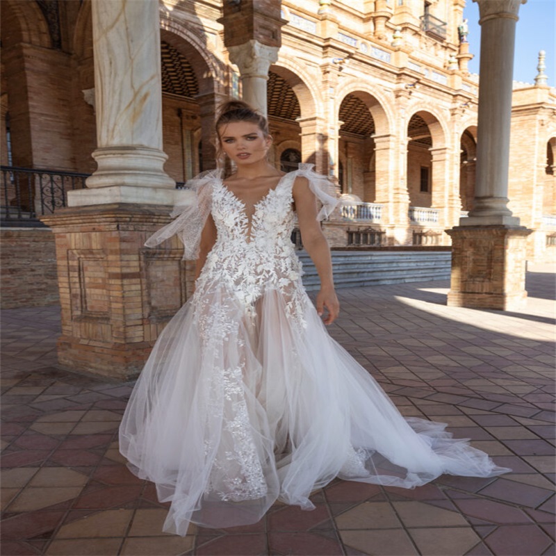 Modern Chic A Line Wedding Dresses Sexy V Neck Sleeveless Lace 3D Floral Appliqued Country Beach Bridal Gowns Custom Made Robes De Mariée