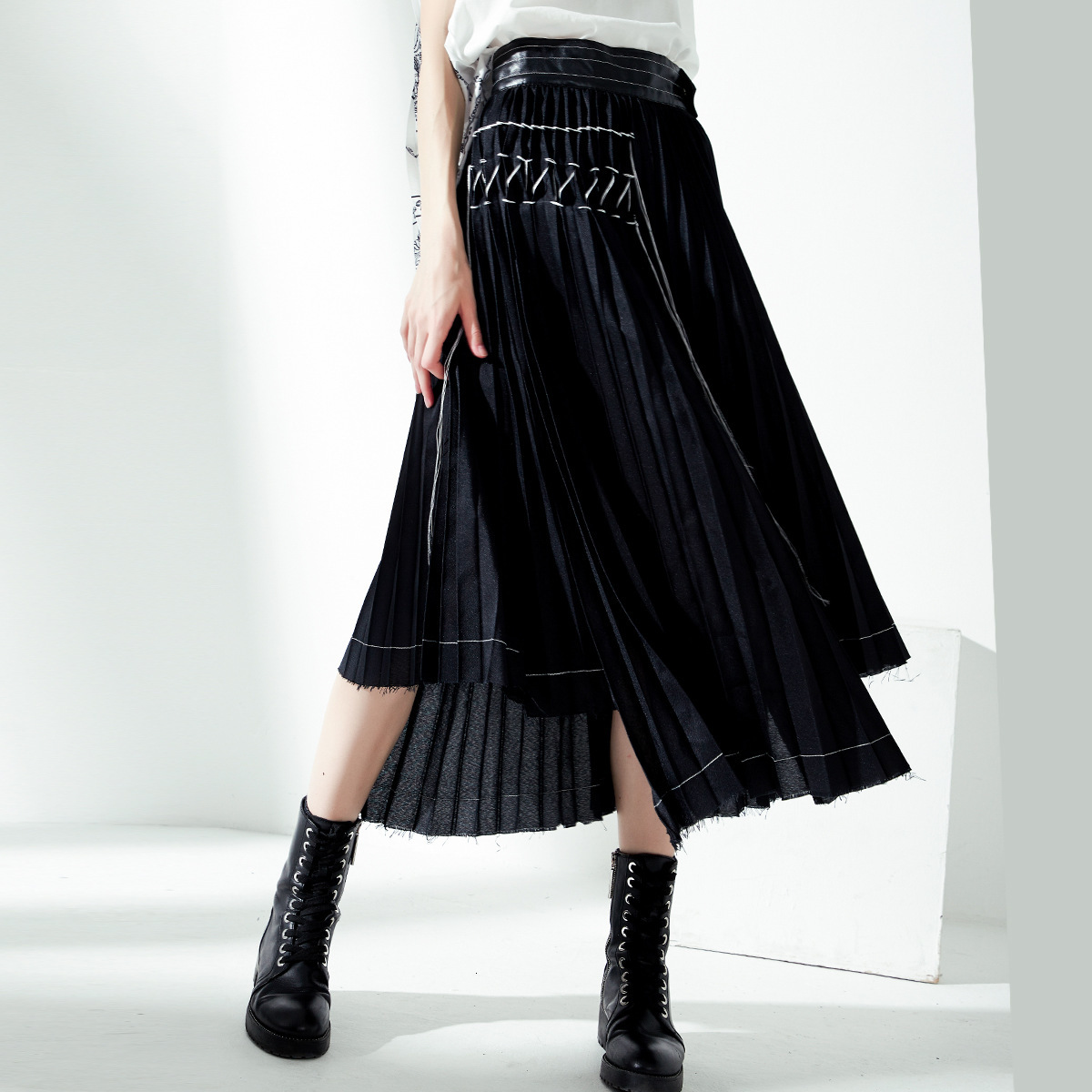 2021 Autumn Winter Plied Black Shredded Women with Irregular Waist Designer Aline Female Skirt High Street Skirts I2sj
2021 Autumn Winter Plied Black Shredded Women with Irregular Waist Designer Aline Female Skirt High Street Skirts I2sj