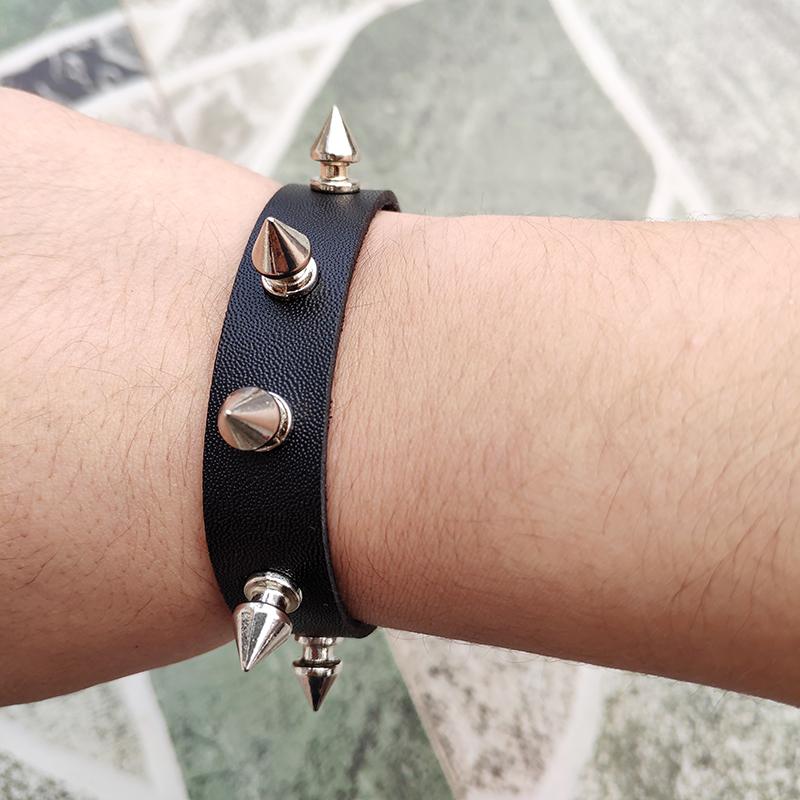 Men's bracelet Hot Punk Harajuku black PU Leather wristband bar Punk Goth Rivets Bracelet can be adjusted Jewelry
Men's bracelet Hot Punk Harajuku black PU Leather wristband bar Punk Goth Rivets Bracelet can be adjusted Jewelry