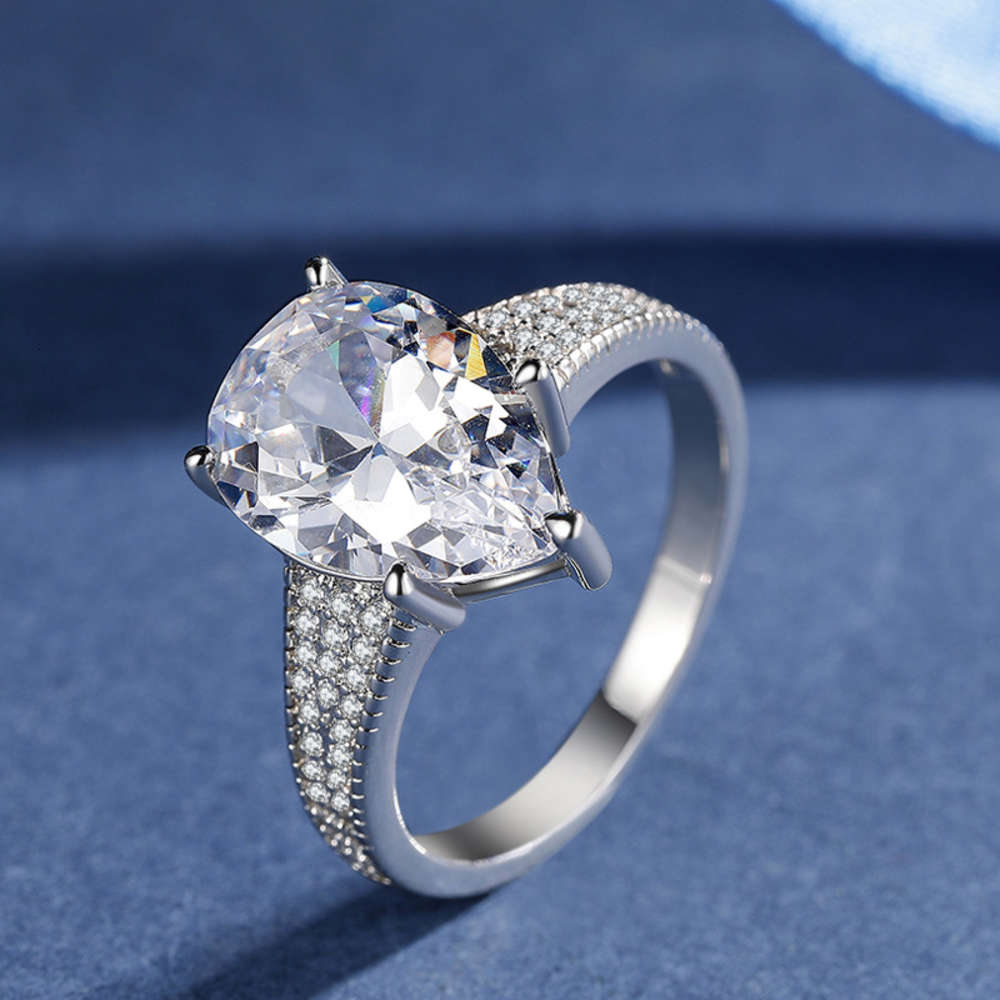 Luxurys Designers Fashion Jz333 white copper material Meilong town new product simulation diamond big C ring in summer of 2019
Luxurys Designers Fashion Jz333 white copper material Meilong town new product simulation diamond big C ring in summer of 2019