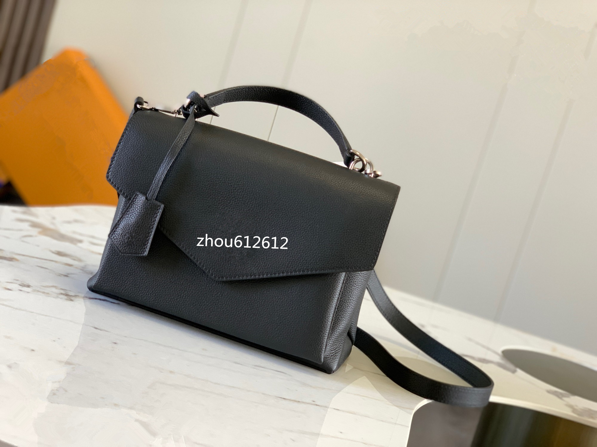 Genuine Leather Mylockme Satchel Designers Bag Fashion Women Crossbody Satchels Soft Black Cowhide Shoulder Bags Commute Handbag Tote Messenger Totes
Genuine Leather Mylockme Satchel Designers Bag Fashion Women Crossbody Satchels Soft Black Cowhide Shoulder Bags Commute Handbag Tote Messenger Totes