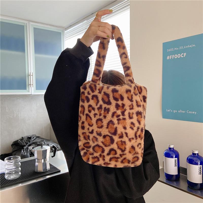 Autumn and winter new style Japanese Women soft plush bag female cute small handbag Girls convenient hand bag, 02
Autumn and winter new style Japanese Women soft plush bag female cute small handbag Girls convenient hand bag, 02