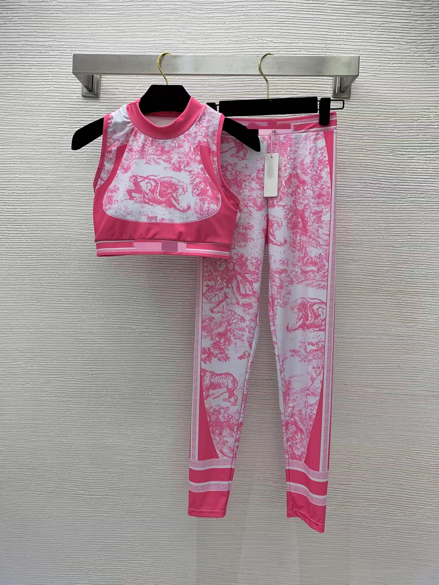 Luxury Women' Two Piece Pants 2022 Spring Summer Stand Collar Yoga Top Brand Same Style Designer Clothing 0225-2, Picture color
Luxury Women' Two Piece Pants 2022 Spring Summer Stand Collar Yoga Top Brand Same Style Designer Clothing 0225-2, Picture color