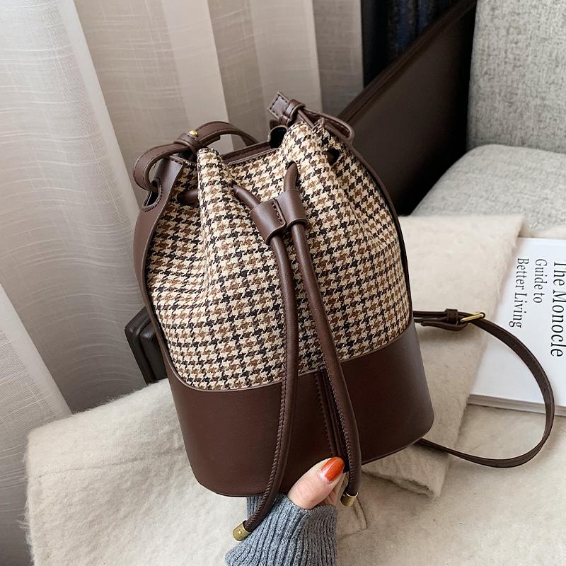 Fashion Women's 2021 New Trendy Fashion High-end Retro Bucket Shoulder Messenger Multifunctional Bag, Coffee brown
Fashion Women's 2021 New Trendy Fashion High-end Retro Bucket Shoulder Messenger Multifunctional Bag, Coffee brown