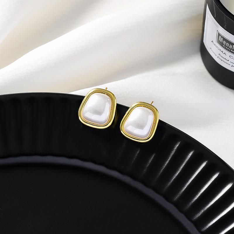 Fashion metal irregular square pearl earring temperament of south Korean web celebrity earrings small atmospheric pearl earrings
Fashion metal irregular square pearl earring temperament of south Korean web celebrity earrings small atmospheric pearl earrings