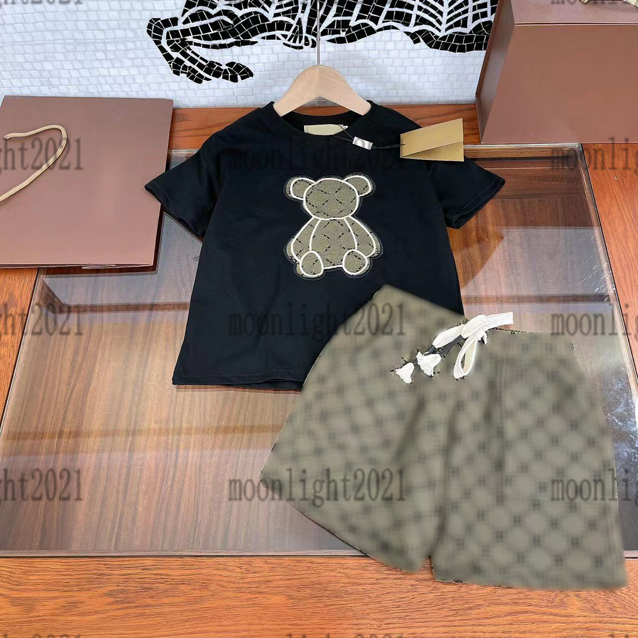 2022ss boys girls shorts sets brand t shirts + trousers sets bear printing shirt outwear coat for kids casual sports tracksuits childrens clothing tees size -150, 01
2022ss boys girls shorts sets brand t shirts + trousers sets bear printing shirt outwear coat for kids casual sports tracksuits childrens clothing tees size -150, 01