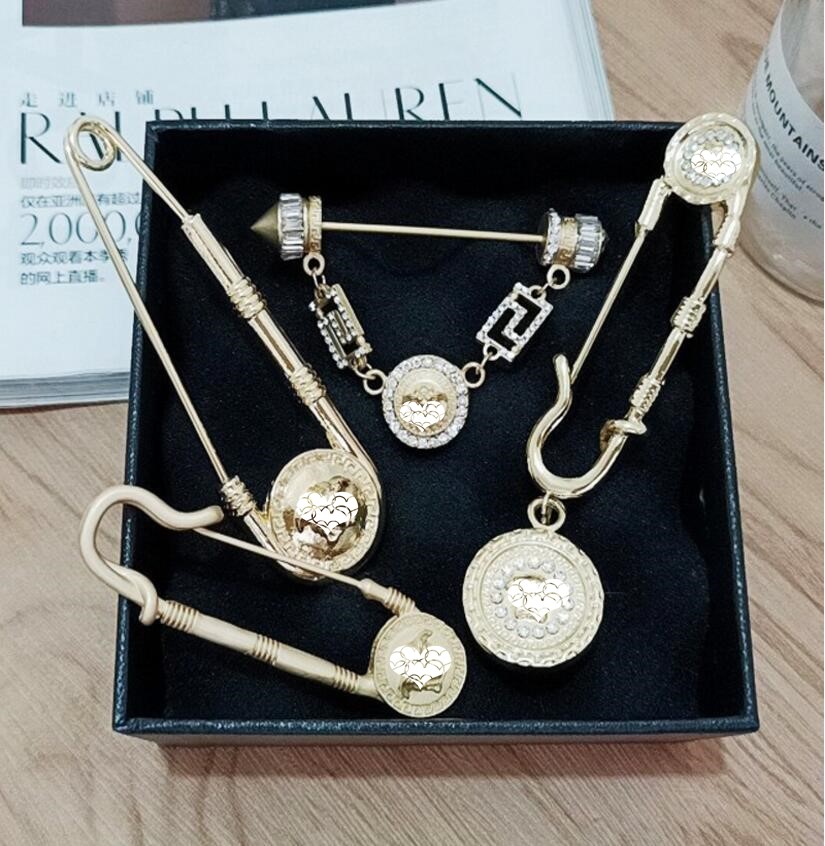 Hot selling European and American styles of human avatar brooches diamond brooch clothes all-match fashion gold net red accessories women
Hot selling European and American styles of human avatar brooches diamond brooch clothes all-match fashion gold net red accessories women