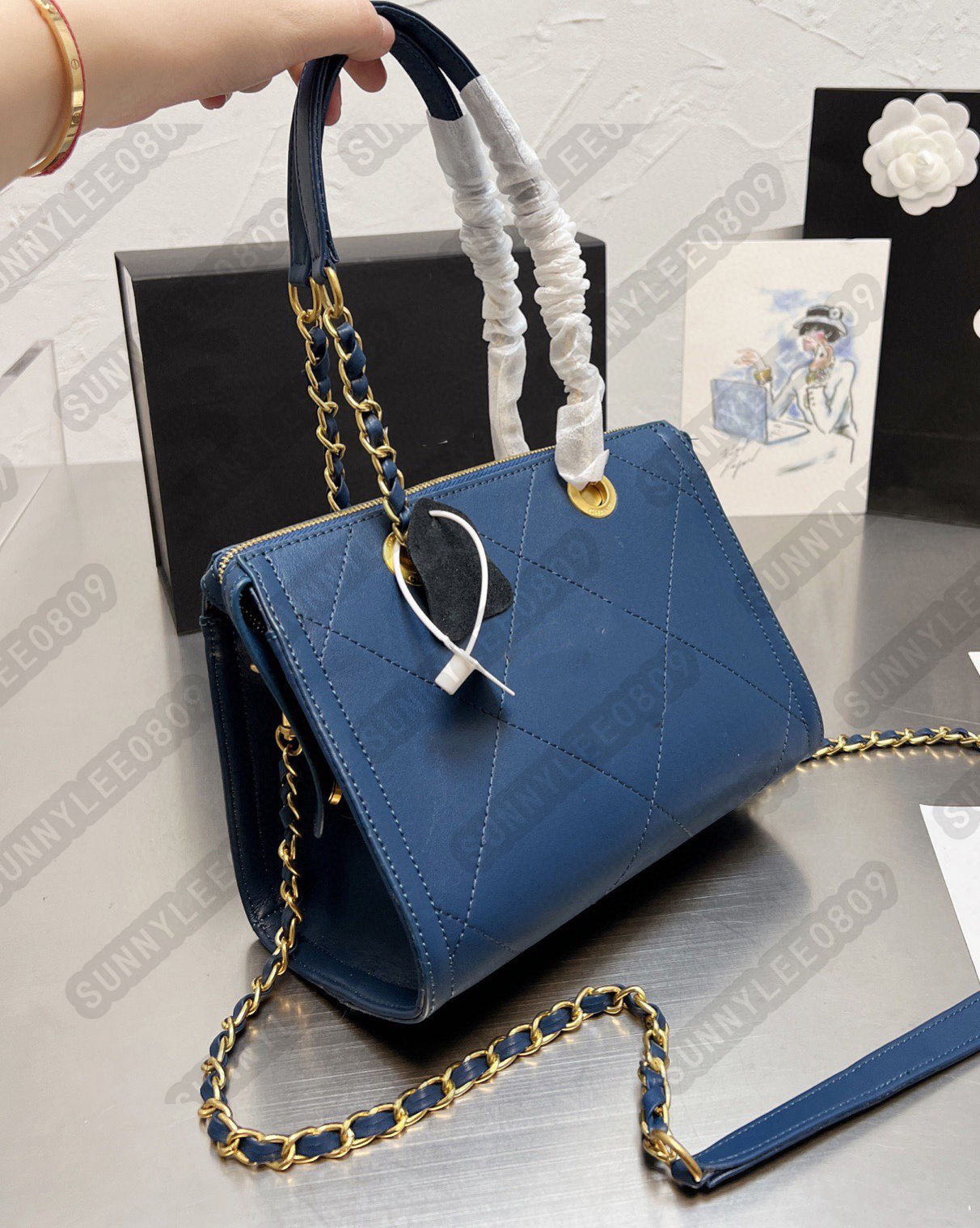 Designer single shoulder bag women's popular channel imported leather texture first-class
Designer single shoulder bag women's popular channel imported leather texture first-class