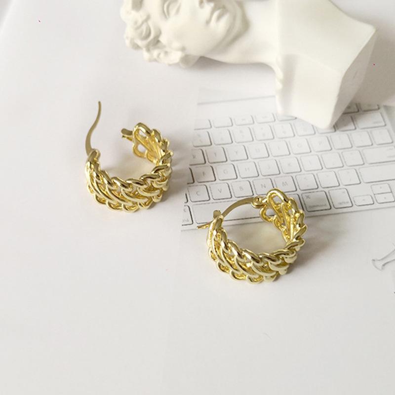 European and American fashion Gold Color Small Twisted Hoop Earrings for Women Hollow Ear Piercing Huggie Earrings Simple Statem
European and American fashion Gold Color Small Twisted Hoop Earrings for Women Hollow Ear Piercing Huggie Earrings Simple Statem