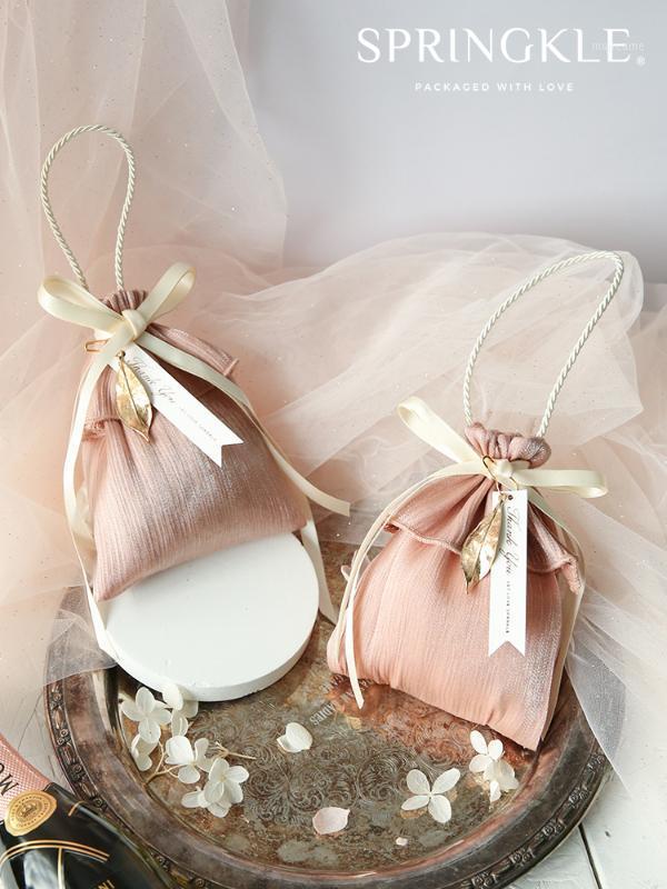 European cloud shoulder personality wedding candy bag outdoor wedding cloth bag Birthday Guests Favors Event Party free shipping1
European cloud shoulder personality wedding candy bag outdoor wedding cloth bag Birthday Guests Favors Event Party free shipping1