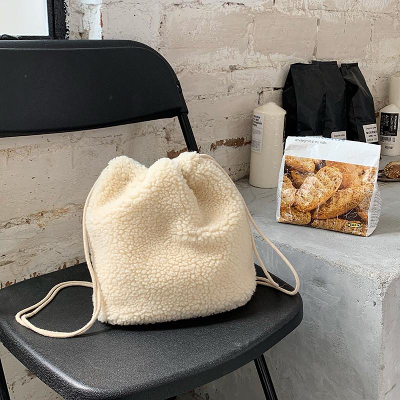 Korea Stlye cute women Bucket bag Winter new soft wool plush girl Crossbody bag white Female Messenger bags big bolsa feminine
Korea Stlye cute women Bucket bag Winter new soft wool plush girl Crossbody bag white Female Messenger bags big bolsa feminine
