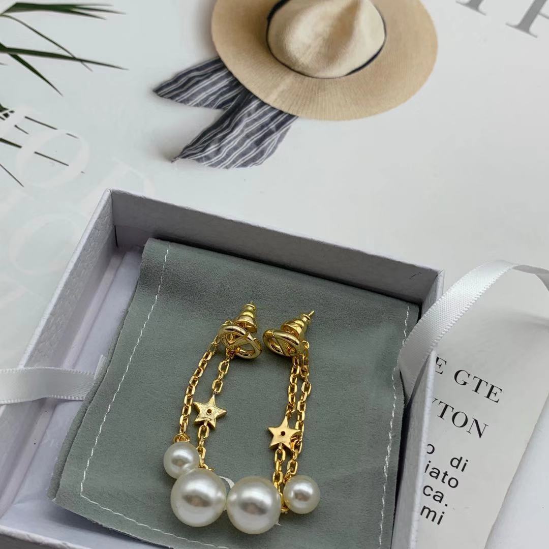 Dijia 2021 new CD letter pearl tassel Star Earrings female D home net red temperament CD Earrings female
Dijia 2021 new CD letter pearl tassel Star Earrings female D home net red temperament CD Earrings female