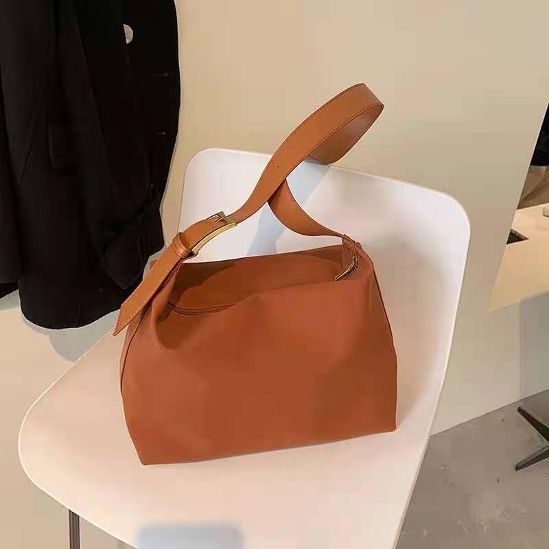 Soft leather underarm bag simple shoulder bag casual light cross-body new women's, Black
Soft leather underarm bag simple shoulder bag casual light cross-body new women's, Black