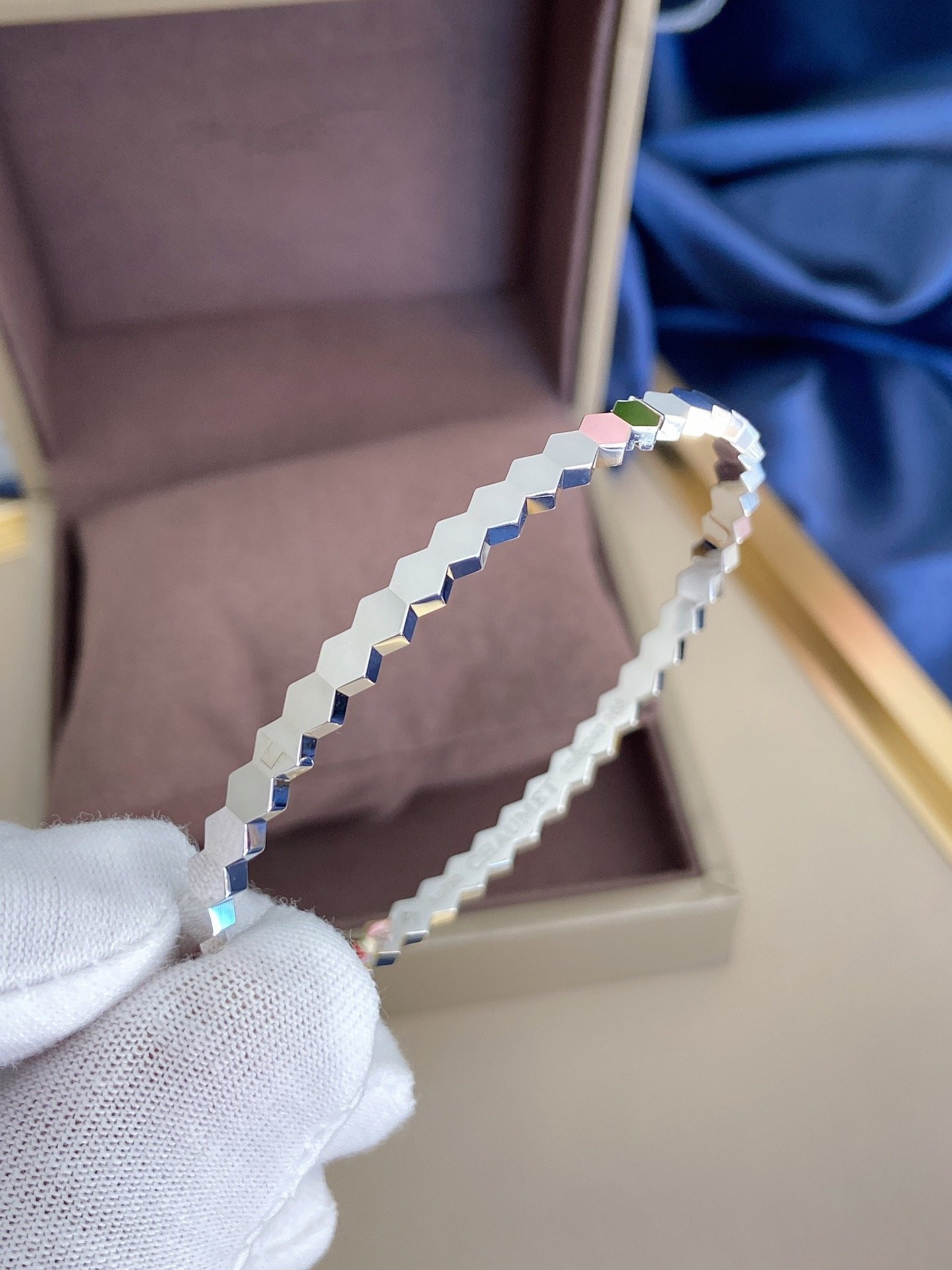 2020 new beehive bracelet fashionable hexagonal structure with temperament classic drillless style bracelet
2020 new beehive bracelet fashionable hexagonal structure with temperament classic drillless style bracelet