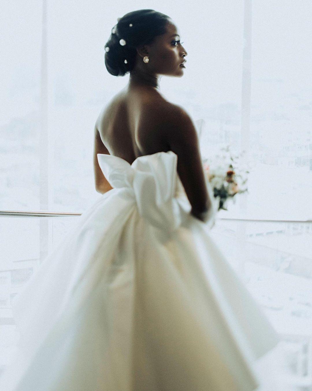 A Attractive E Satin Wedding Dresses Strapless Neck Pleated Bridal Gowns Plus Size Sweep Train Tulle Robe De Mari E