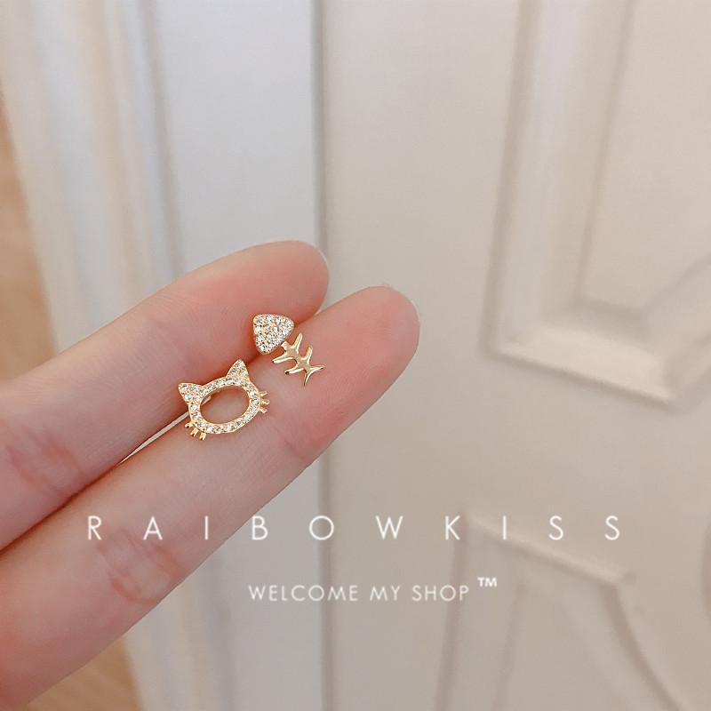 Korean Small Cute Cat Fish Bones Stud Earrings Zircon Asymmetrical For Women Earrings
Korean Small Cute Cat Fish Bones Stud Earrings Zircon Asymmetrical For Women Earrings