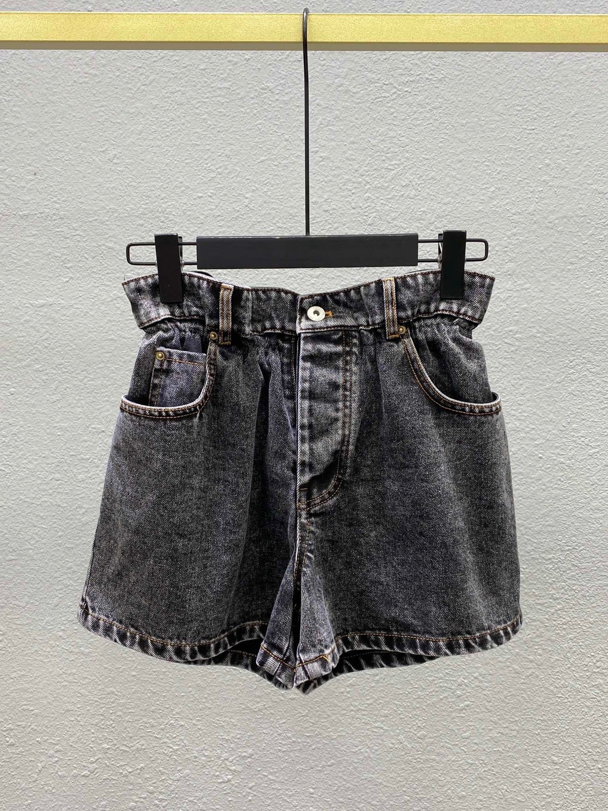 Fashionable Ruffle design jeans women' Black Slim shorts 2021 new wide leg hot pants casual pants
Fashionable Ruffle design jeans women' Black Slim shorts 2021 new wide leg hot pants casual pants