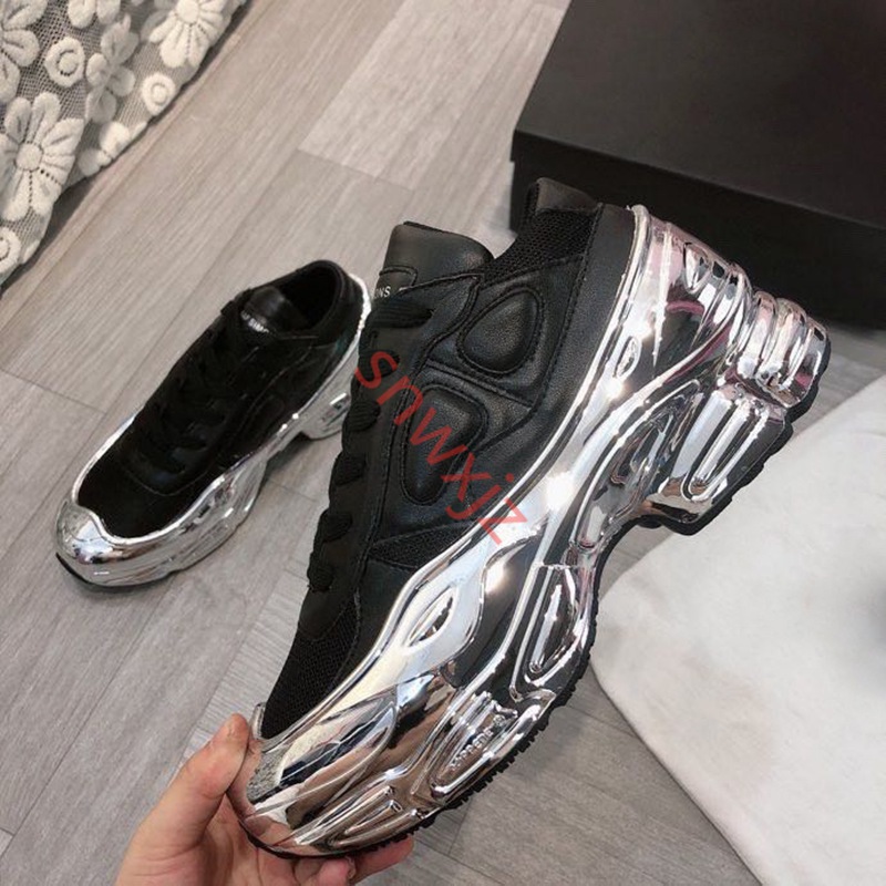 2021 Men Shoes Sneaekers Raf Simons Oversized Sneaker Ozweego Womens Shoes in Metallic Silver Sole RS Sport Trainer
2021 Men Shoes Sneaekers Raf Simons Oversized Sneaker Ozweego Womens Shoes in Metallic Silver Sole RS Sport Trainer