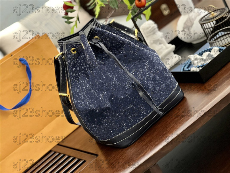 Noe bucket bag Navy Blue denim Adjustable leather shoulder strap Large Capacity Bag drawstring closure Monograms patten neonoe Luxurys designers Bags, 01
Noe bucket bag Navy Blue denim Adjustable leather shoulder strap Large Capacity Bag drawstring closure Monograms patten neonoe Luxurys designers Bags, 01