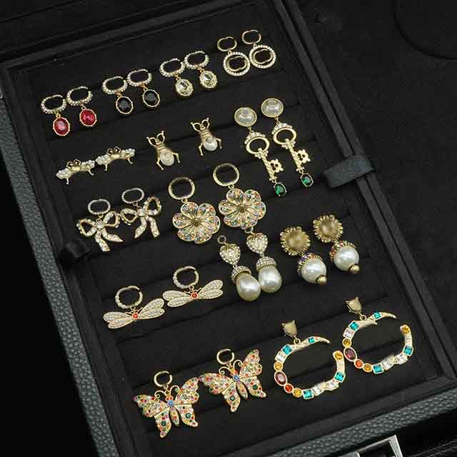 Classic Double Letter Lion Head Earrings Charm Full Diamond Pearl Studs Bee Designer Pendant Eardrop For Women Gift Jewelry
Classic Double Letter Lion Head Earrings Charm Full Diamond Pearl Studs Bee Designer Pendant Eardrop For Women Gift Jewelry