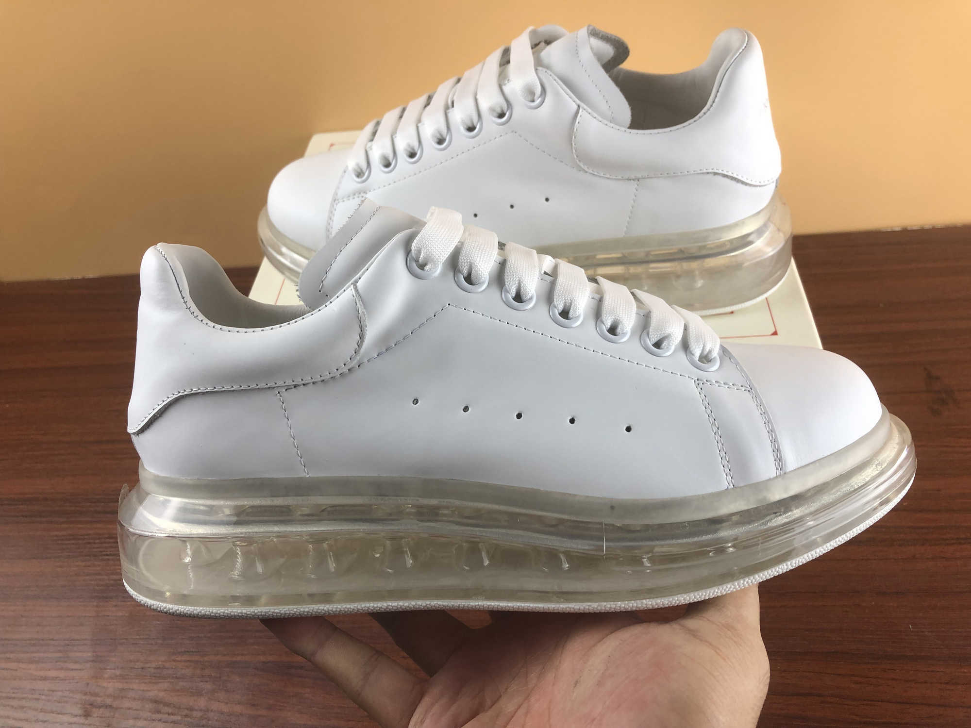 Hot Designer Casual Shoes Luxury Women Men Leather Lace Up Platform Crystal sole Sole Sneakers with box size 35-46, As picture
Hot Designer Casual Shoes Luxury Women Men Leather Lace Up Platform Crystal sole Sole Sneakers with box size 35-46, As picture