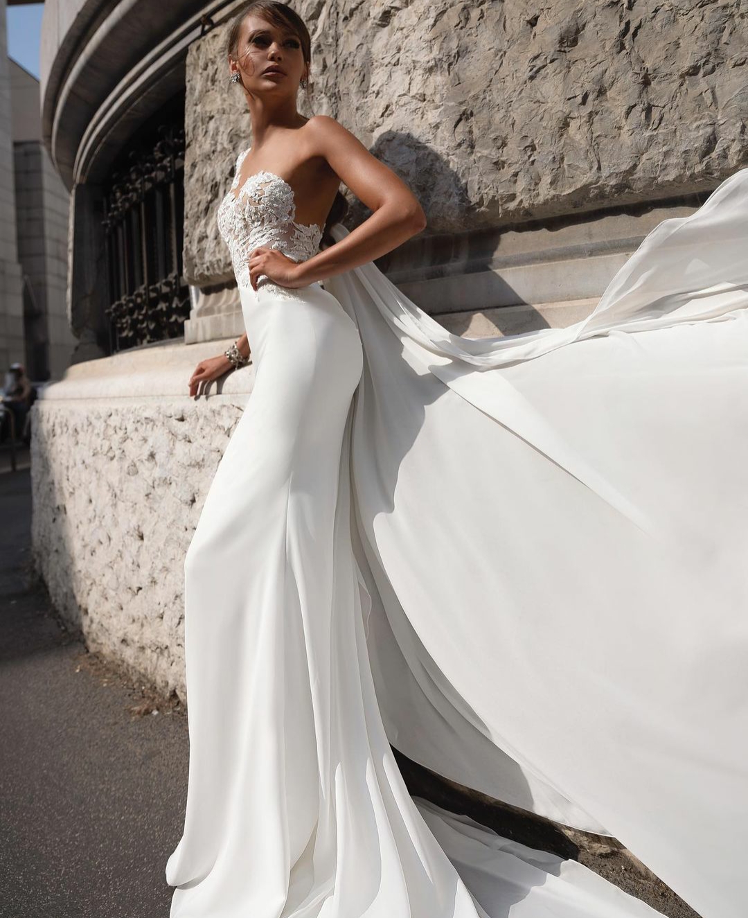 Julie Mermaid Vino Dresses With Wrap Lace Applique Sleeveless Satin Bridal Gowns Sexy Plunging Necke Fishtail Wedding Dress