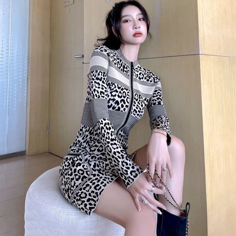 Women Leopard Dress Fashion Cheetah Print Knit Waist Slimming Round Collar Long Sleeve A-Word Zipper Dress Female Back with Letter, Extra shipping cost
Women Leopard Dress Fashion Cheetah Print Knit Waist Slimming Round Collar Long Sleeve A-Word Zipper Dress Female Back with Letter, Extra shipping cost
