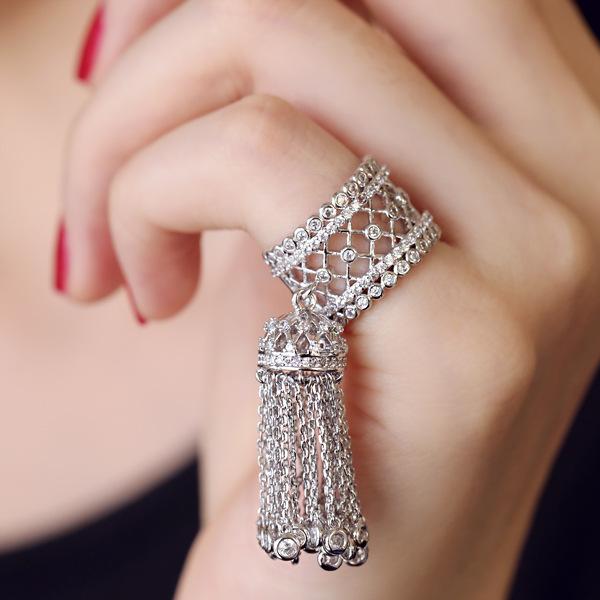 Korean version of luxury luxury shiny micro-inlaid zircon tassel mouth ring joint ring tail 040
Korean version of luxury luxury shiny micro-inlaid zircon tassel mouth ring joint ring tail 040