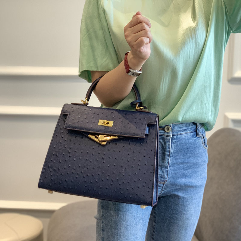Borsa tote in pelle di struzzo Womens Bag handbags Customized Ostrich Grain Cowhide Portable Crossbodybags, Dark blue 25cm (only 30 of the same styl
Borsa tote in pelle di struzzo Womens Bag handbags Customized Ostrich Grain Cowhide Portable Crossbodybags, Dark blue 25cm (only 30 of the same styl